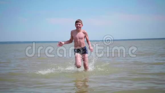 快乐的孩子在海滩上快乐地奔跑喷水夏日炎炎视频的预览图