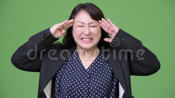 成熟美丽的亚洲女商人头痛视频的预览图