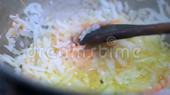 在橄榄油中煎煮洋葱和胡萝卜视频的预览图