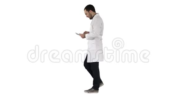 医疗保健和保健医生使用平板电脑检查白色背景视频的预览图