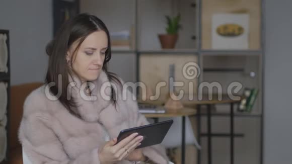 女人坐在咖啡馆里上网购物视频的预览图