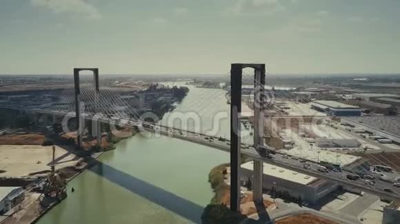 西班牙塞维利亚斜拉百年桥鸟瞰图视频的预览图