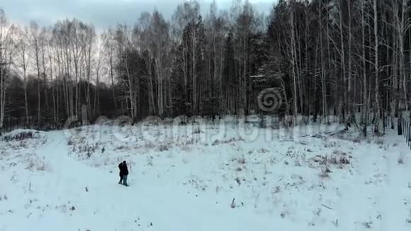 几个人站在雪林附近库存冬天森林前的几个人视频的预览图