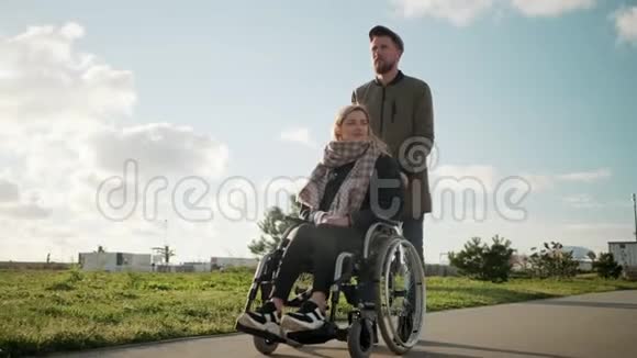 残疾妇女和男朋友一起散步视频的预览图
