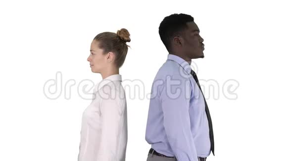 美丽英俊的男人背靠背地站着在白色背景上变换姿势视频的预览图