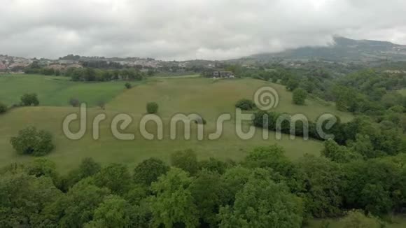拉齐奥乡村的山山村美景视频的预览图