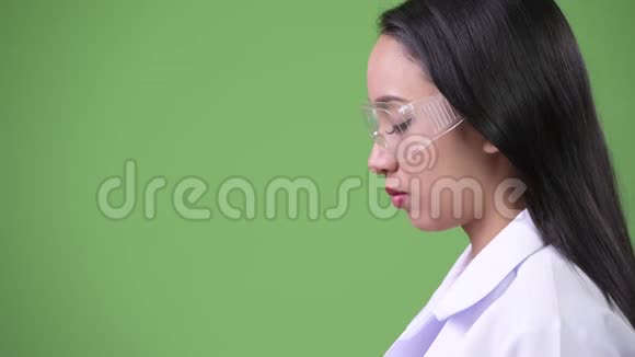 戴防护眼镜的年轻美丽的亚洲女医生简介视频的预览图
