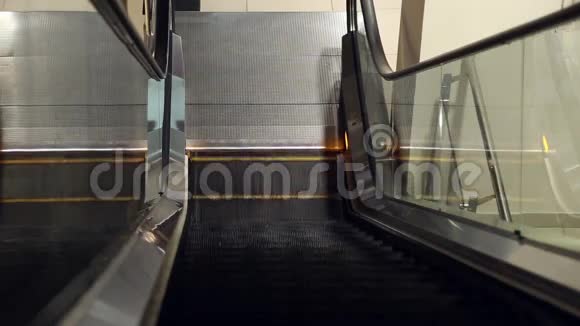商场自动扶梯的工作视频的预览图