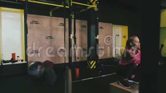 适合年轻女子在交叉式健身房跳轮胎女运动员表演跳跃视频的预览图