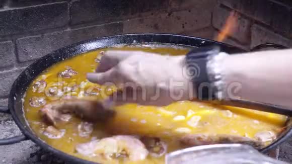 烹饪西班牙海鲜饭添加海鲜视频的预览图