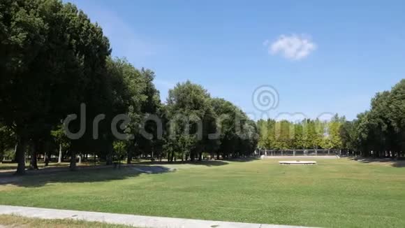 波尔图圣玛丽亚大教堂后面的公共花园视频的预览图