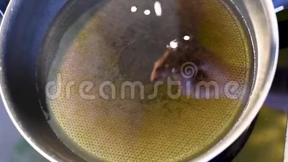 用植物油和面团在热盘上煎锅视频的预览图