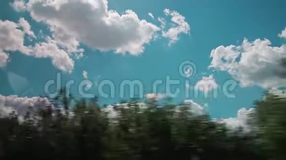 夏天天气晴朗云彩美丽农村透过车窗一辆车视频的预览图