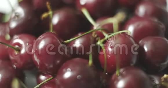 围绕生态湿润成熟红樱桃浆果旋转逆时针旋转转盘健康生态自然饮食理念视频的预览图