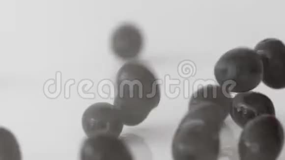 一堆湿黑橄榄慢慢地落在桌子上视频的预览图
