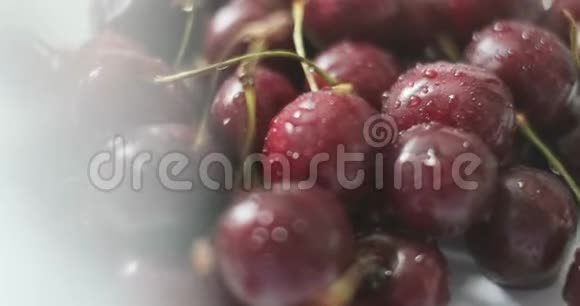 围绕生态湿润成熟红樱桃浆果旋转逆时针旋转转盘健康生态自然饮食理念视频的预览图