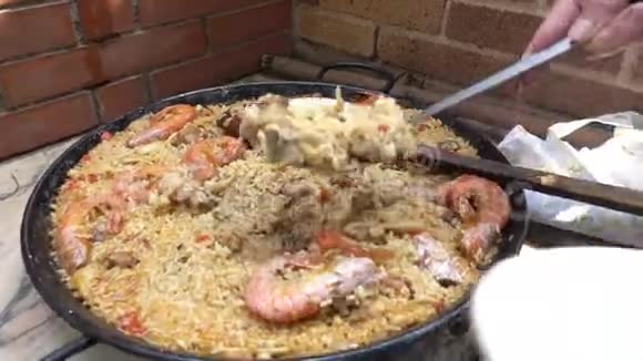 典型和传统的西班牙海鲜饭上菜视频的预览图