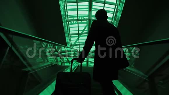 携带行李的年轻人在室内机场沿着自动扶梯移动视频的预览图