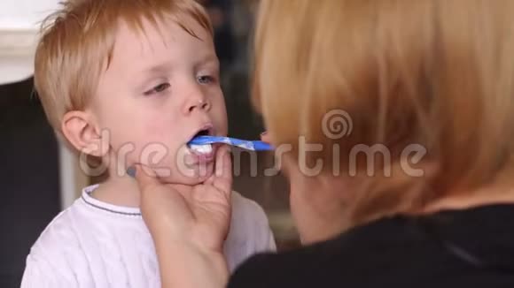 妈妈帮儿子刷牙视频的预览图
