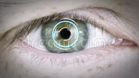 用虹膜或视网膜扫描关闭男性眼睛视频的预览图