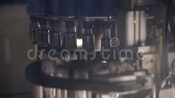 瓶装输送机生产线用于将饮料倒入塑料瓶机器人生产线代替人类劳动视频的预览图