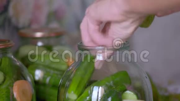一个女人用新鲜黄瓜在玻璃库里做饭视频的预览图