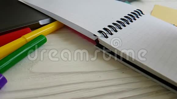 笔记本在桌面上划笔慢镜头拍摄视频的预览图