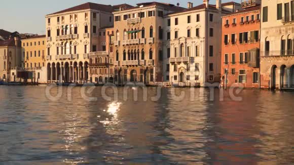 意大利威尼斯日落时靠近大运河的建筑物视频的预览图