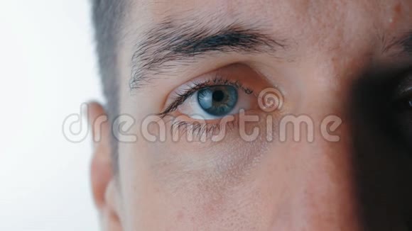 一个悲伤的人蓝眼睛在孤立的白色背景上特写视频的预览图