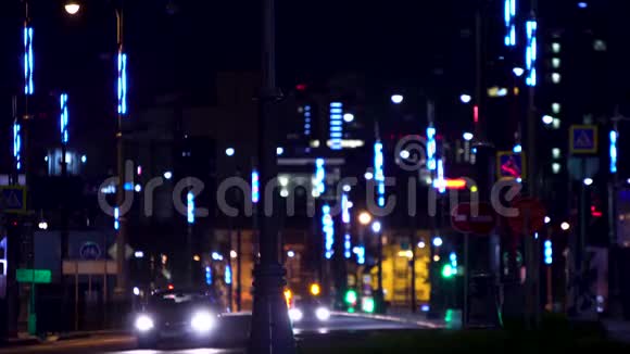 未来派城市高速公路灯在夜间库存录像夜晚用灯笼照亮大都市的道路视频的预览图