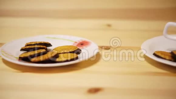 木制背景上有饼干的茶视频的预览图