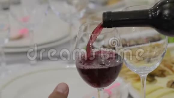 在宴会上把酒倒进酒杯里视频的预览图