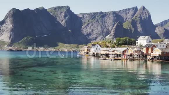 美丽的挪威村庄水上有红房子视频的预览图