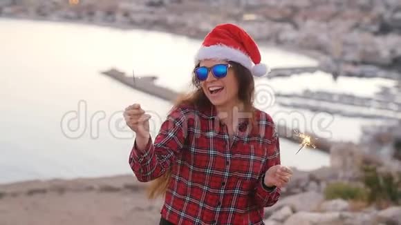 圣诞节或新年外套和帽子的年轻女子在户外放着寒假的火花和孟加拉火视频的预览图