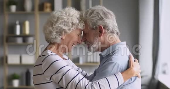 有感情的年迈的祖父母夫妇在家拥抱在一起视频的预览图