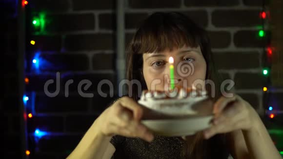 女人吹灭蛋糕上的蜡烛视频的预览图