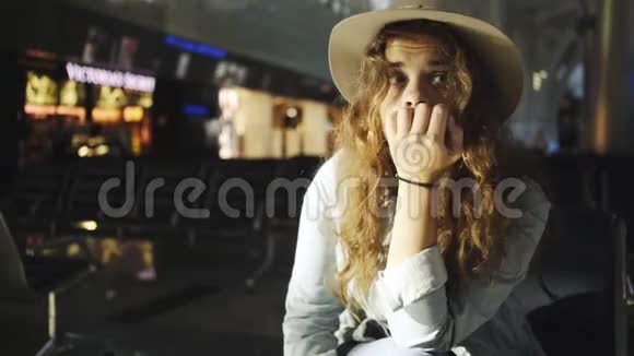 坐在机场的年轻女子视频的预览图