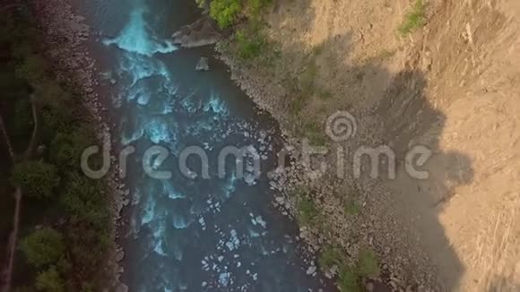 空中观景台飞越美丽的山河和美丽的森林空中摄影机拍摄雄伟壮观的景观视频的预览图