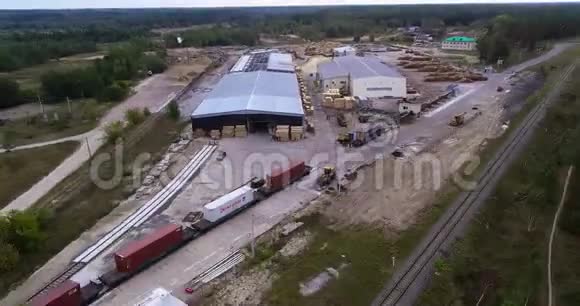 大型现代化锯木厂靠近森林鸟瞰仓库木材现代木工工厂鸟瞰图视频的预览图