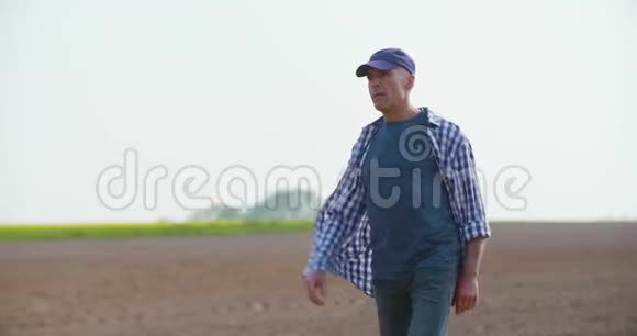 疲惫的农民在农场散步视频的预览图