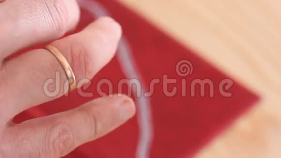 那个人摘下了他的结婚戒指视频的预览图