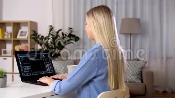 女人在家里用绿色屏幕在笔记本电脑上打字视频的预览图