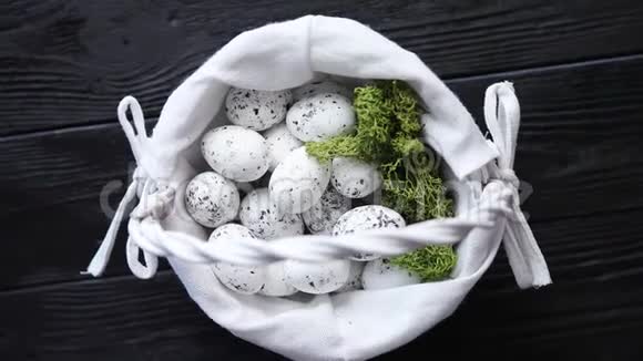 鹌鹑卵在巢中的黑色乡村木制背景复活节标志视频的预览图