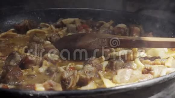烹饪西班牙海鲜饭第一步视频的预览图