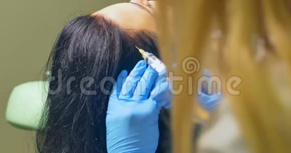 美容师在头皮上注射维生素和矿物质视频的预览图