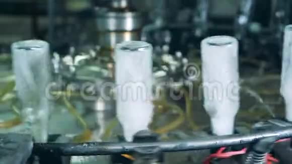 玻璃瓶在工厂清洗关闭视频的预览图