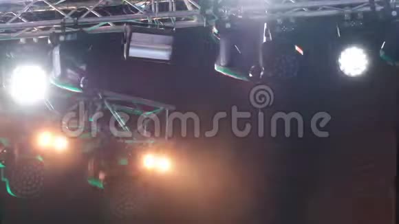 音乐会灯光和烟雾在雨中舞台上明亮的黄色和蓝色的探照灯背景录像布鲁尔视频的预览图