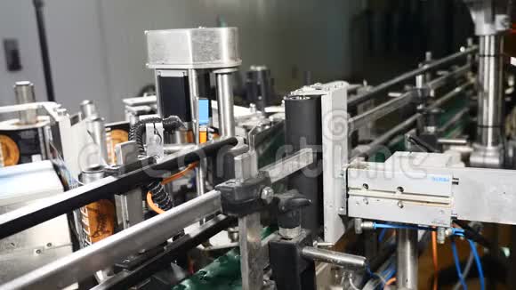 食品工业自动啤酒瓶生产线贴标签用于粘贴啤酒瓶标签的机器4k视频的预览图