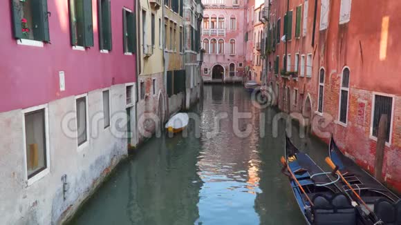 威尼斯的运河刚多拉斯靠近建筑物视频的预览图