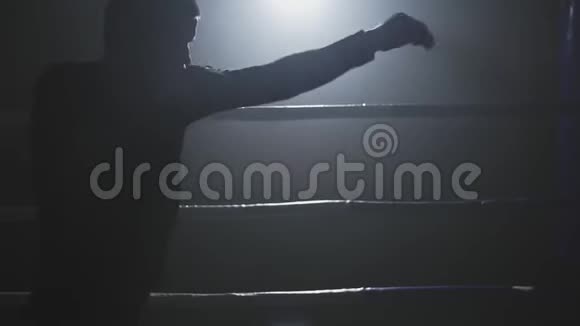 低光环中的跆拳道训练深色背景的剪影视频的预览图